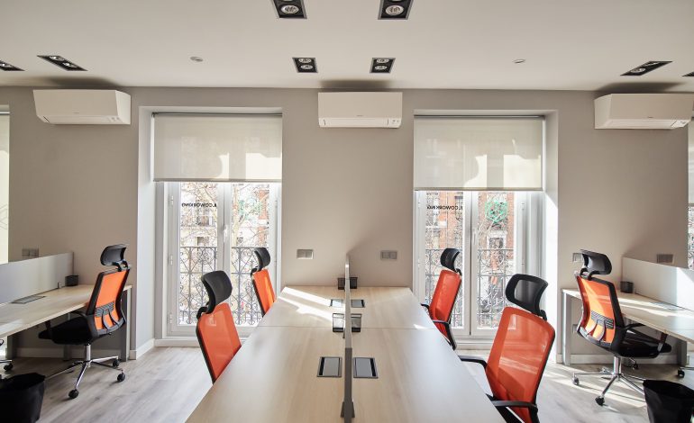 Aula profesional equipada para formación y preparación de oposiciones en Madrid con proyector y pizarra