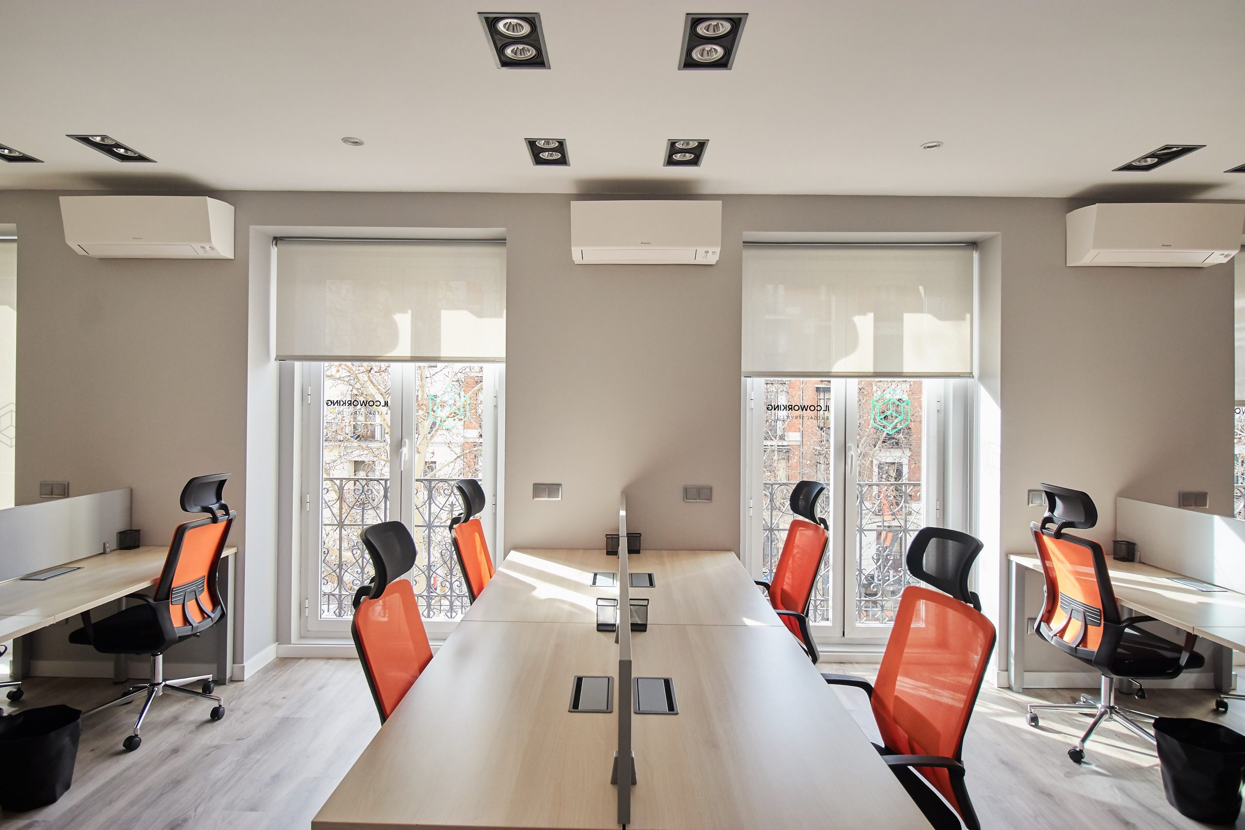 Aula profesional equipada para formación y preparación de oposiciones en Madrid con proyector y pizarra