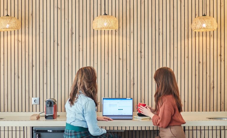 Emprendedor trabajando en startup con certificación ENISA y beneficios fiscales de la Ley de Startups España