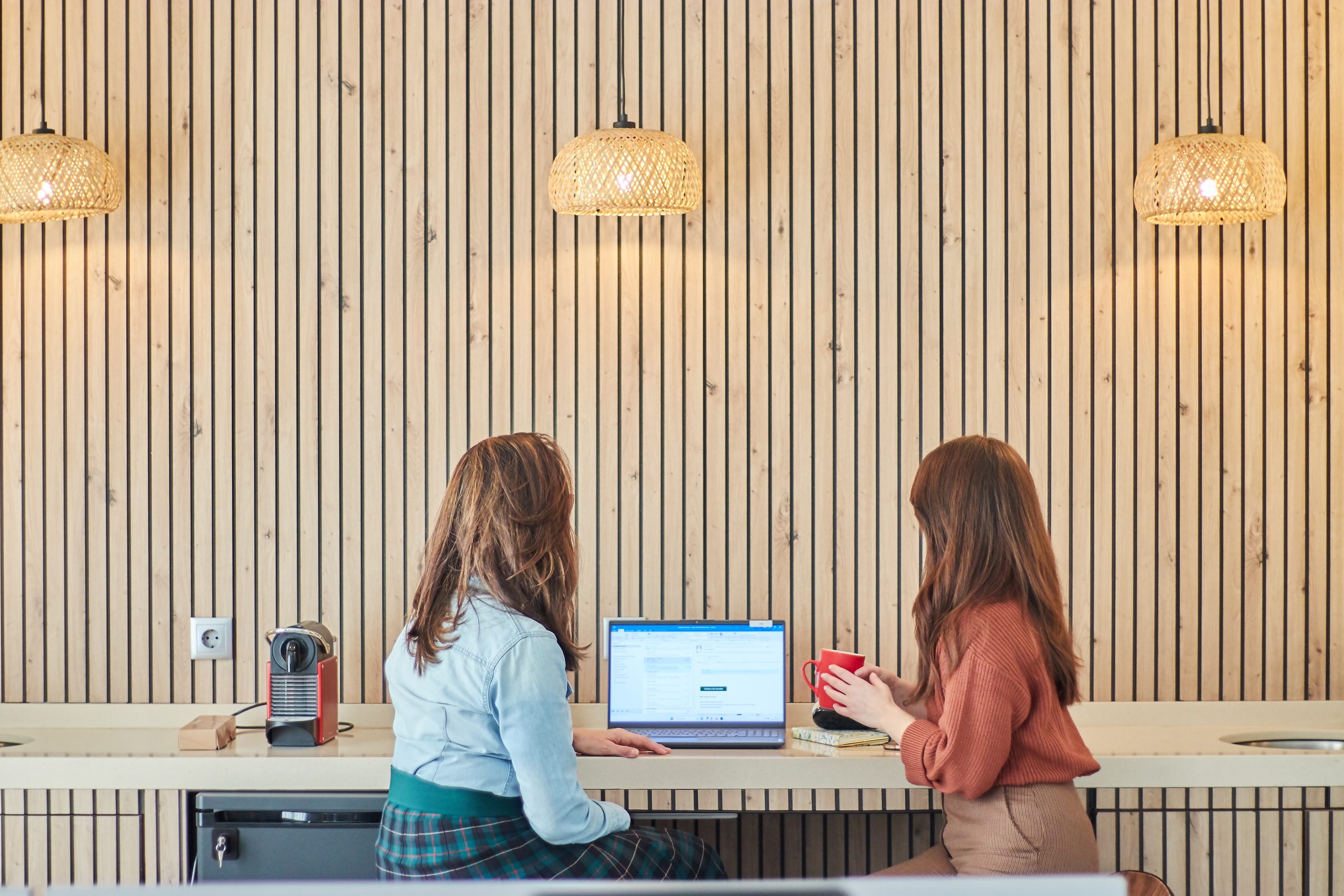 Emprendedor trabajando en startup con certificación ENISA y beneficios fiscales de la Ley de Startups España