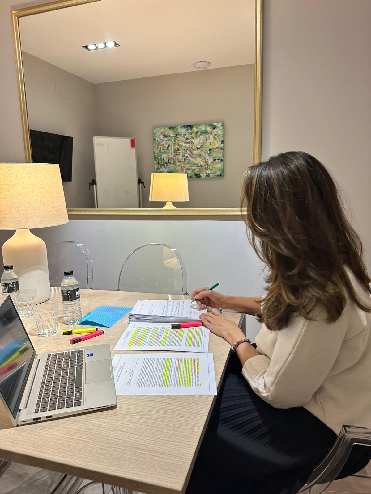 Espacio de estudio silencioso con puestos individuales para opositores en Madrid con taquillas y WiFi