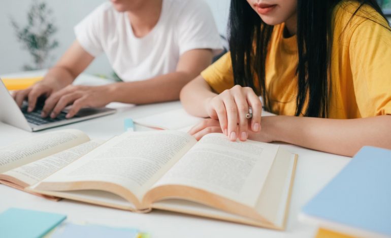 Opositor aplicando técnica Pomodoro para estudiar en espacio de coworking profesional