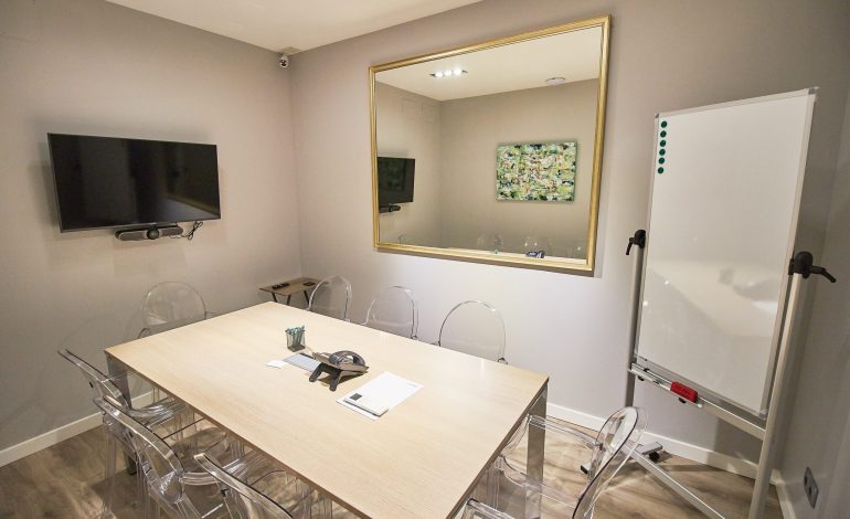 Despacho privado profesional por horas Madrid equipado mobiliario WiFi climatización