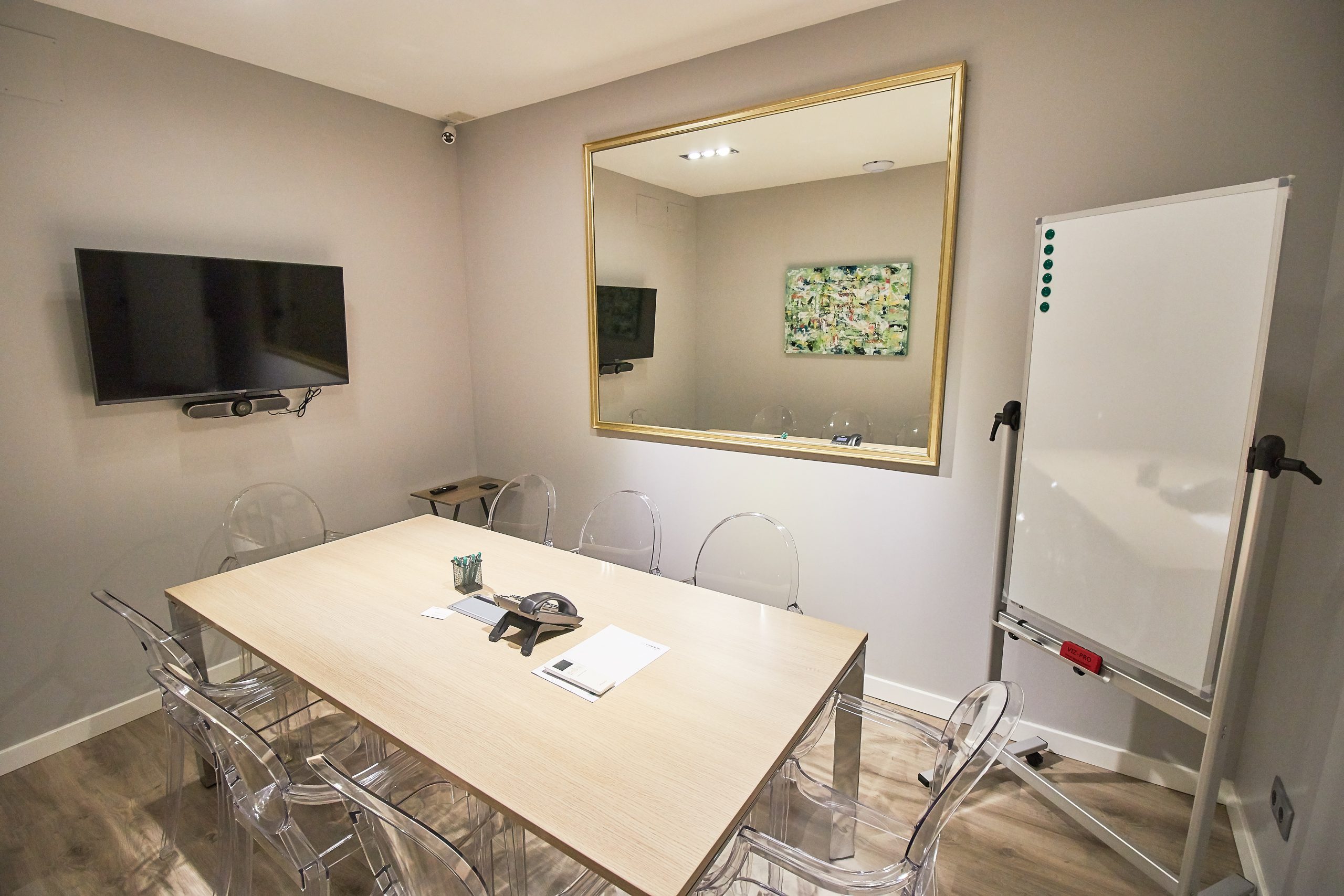 Despacho privado profesional por horas Madrid equipado mobiliario WiFi climatización